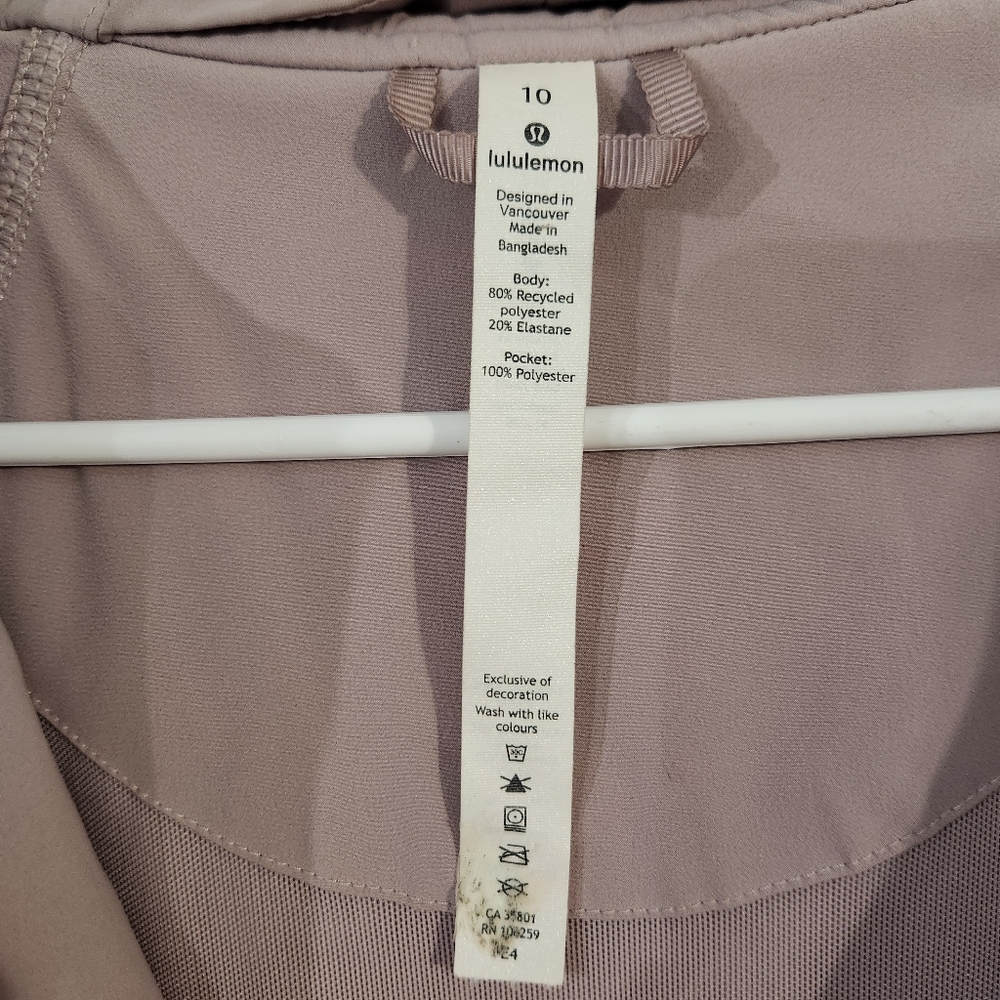 Lululemon Pack It Up Jacket in the color Smoky Blush. Size 10 - Picture 11 of 16